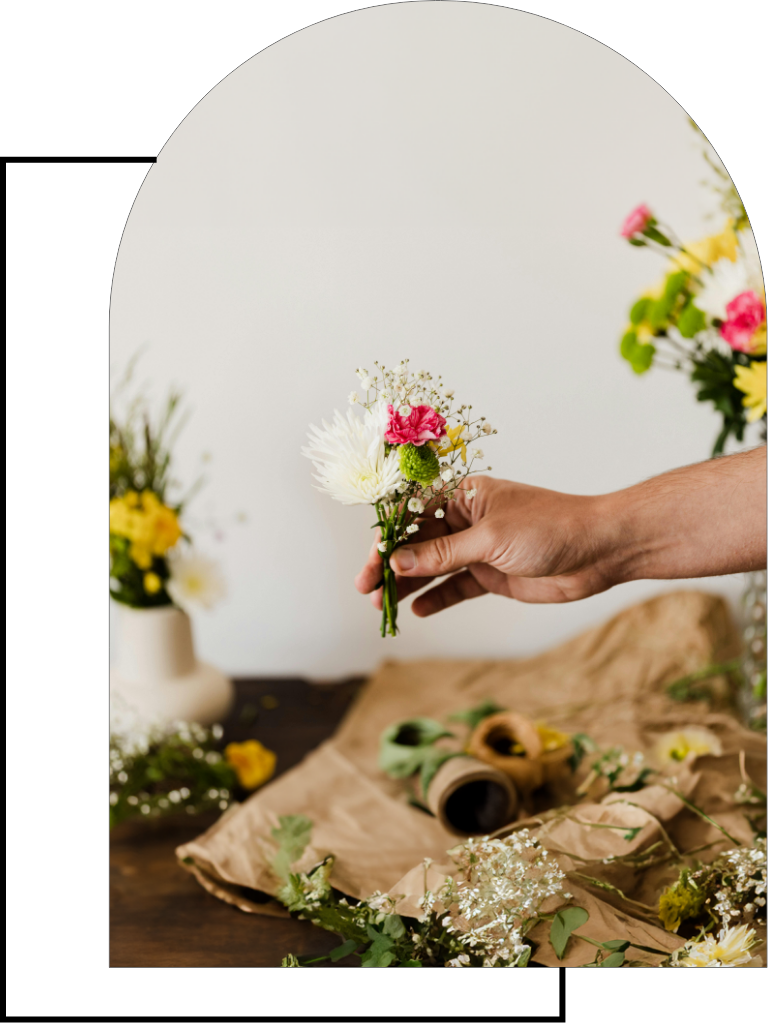 un florista sujetando unas flores de varios colores