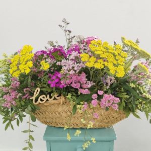 Cesta baja tipo Leñero, realizada exclusivamente con flor de fácil secado como Eucalipto, Limonium, Statices, Achilleas