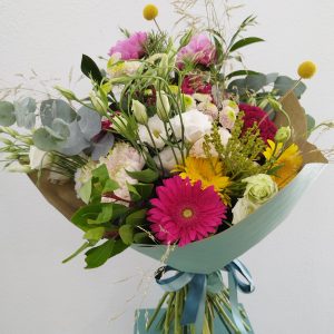 Alegre, colorido, juvenil. Realizado con una selección de la mejor flor de temporada existente en nuestra floristería.