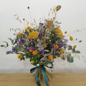 Composición floral que recuerda a nuestros campos. Utilizamos Eucalipto flores de fácil secado natural para que duren, siempre bonitas, durante muchos meses